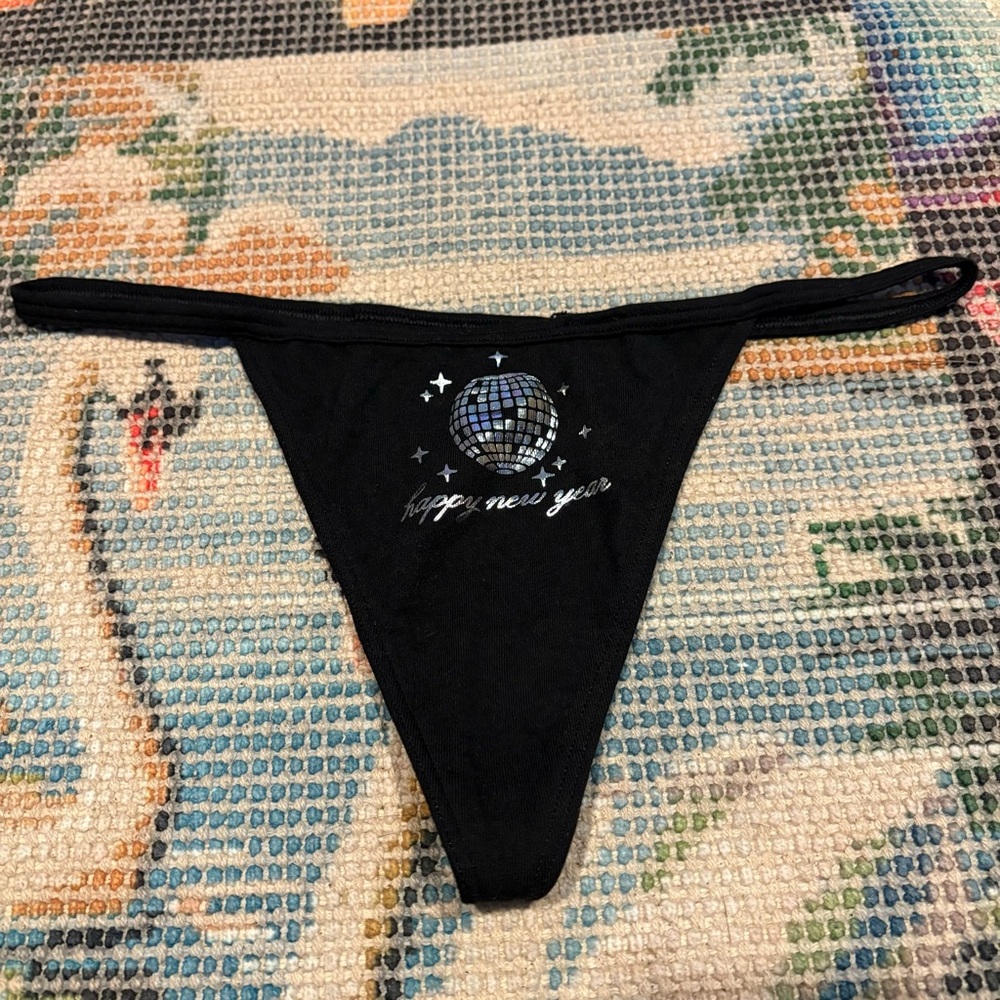 Victoria’s Secret Black & Metallic Silver V-String Panty NWOT Medium M New Years